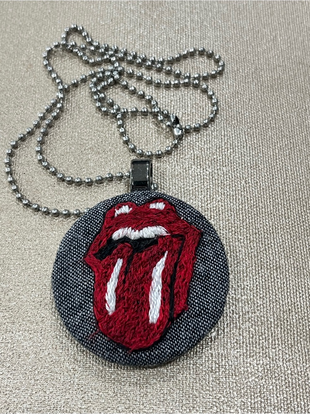 Rolling Stones tongue out hand embroidered thread paint pendant necklace - Picture 2 of 4